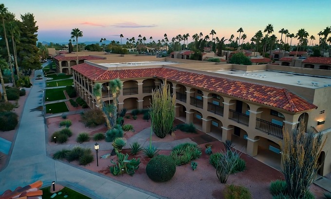 South Scottsdale Resort | Discover Pet-Friendly Retreats with Free Parking & Pools