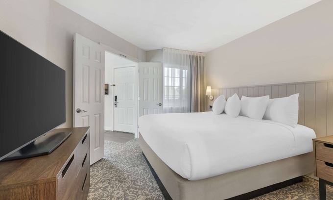 Herndon Apartment | Perfect Getaway: Kitchen, Free Breakfast & Parking Included
