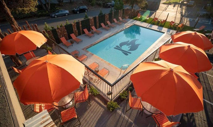 Orchard District Hotel | Discover Your Ideal Getaway: Pool, Free Parking & Pets Welcome!