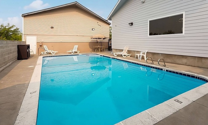 Grants Pass Resort | Perfect Getaway with Pool Access and Family-Friendly Amenities