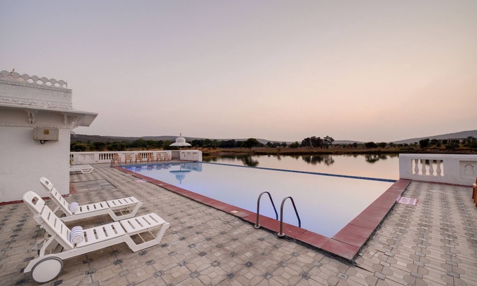 Parsoli Hotel | Explore juSTa Lake Nahargarh Palace with Pool & Dining