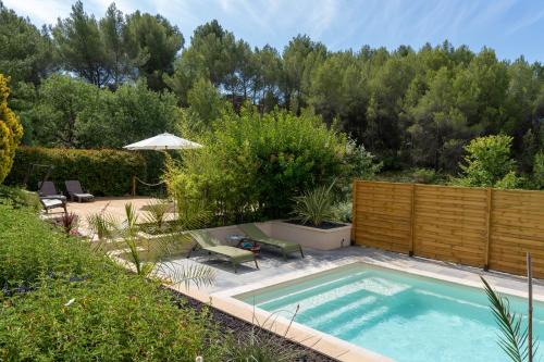 Saint-Saturnin-les-Apt House | Elegantly Located Juste en Provence with Oceanfront Pool