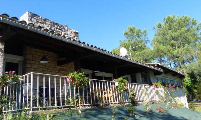 Brignac-la-Plaine Villa | Inviting JUSTINE: Pet-Friendly Stay with Kitchen Amenities