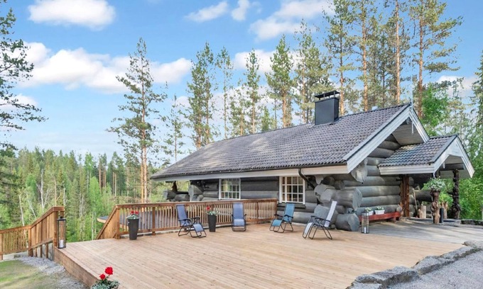Keuruu House | Unforgettable Juurakkopirtti: Spa & Lake Views Await