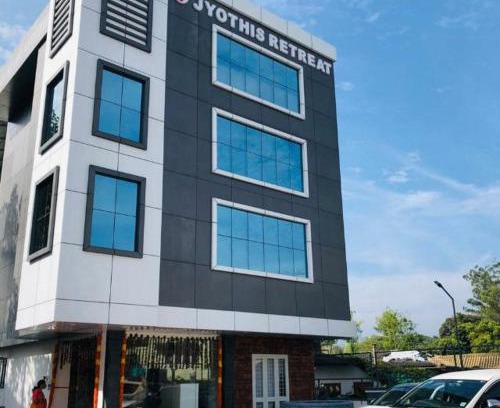 Nelliyampathy Hotel | Cozy Jyothis Retreat: Family-Friendly with Delightful Dining