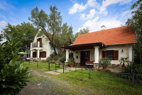 Koveskal House | Experience Káli Borház - Oceanfront Getaways Await You