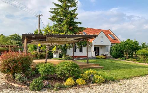 Koveskal Apartment | Delightful Káli Cottage: Family-Friendly with Kitchen Access