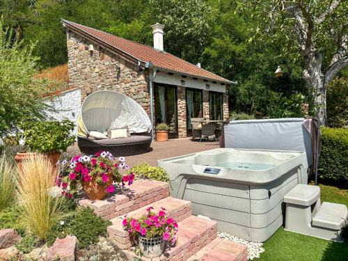 Kaptalantoti Apartment | Enchanting Romantikus Kisház: Pet-Friendly Getaway Awaits