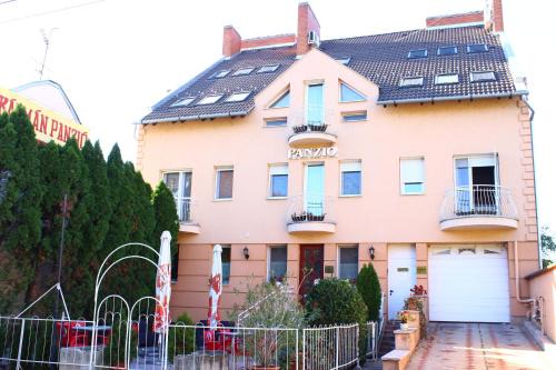 Szeged Bed & Breakfast | Discover Kálmán Panzió: Family-Friendly Retreat with Dining