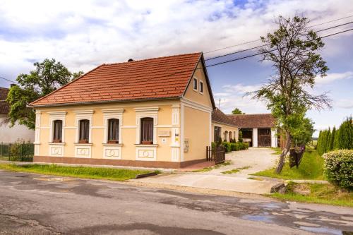 Kerkaskapolna Apartment | Experience Kápolna Vendégház: Family-Friendly with Hot Tub