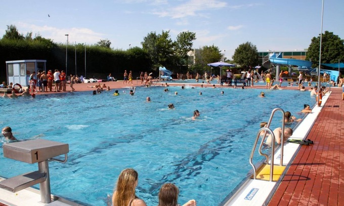 Konigslutter am Elm Hotel | Inviting Kärntner Stubn: Pool, Restaurant & Breakfast Await