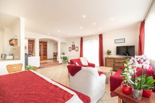 Balatongyorok Apartment | Discover Kék Vendégház: 4-Star, Pet-Friendly Retreat