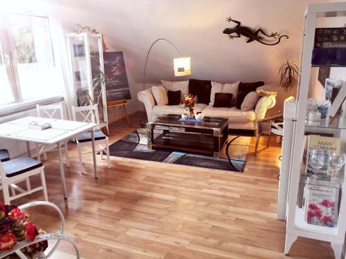 Wulsbuttel Apartment | Central Künstler Ferienwohnung: Family & Pet Friendly Stay