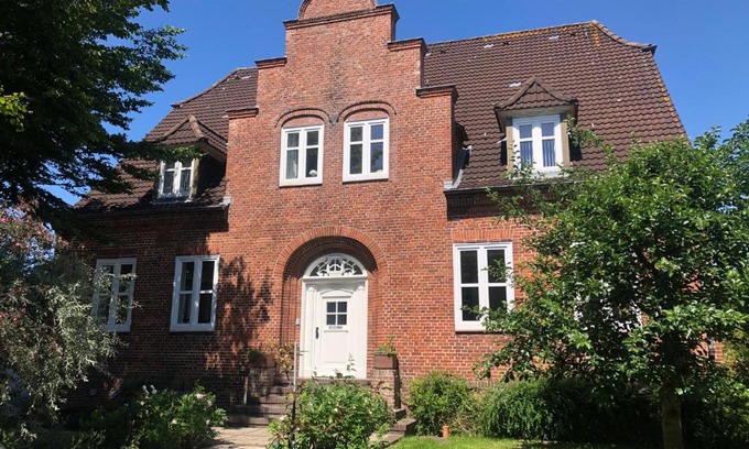 Niebuell Apartment | Child-Friendly Retreat at Künstlerhaus - Rated 9/10 by Guests