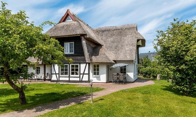 Ostseebad Ahrenshoop House | Relax at Künstlerhaus Rosenthal: Pet & Child Friendly Stay