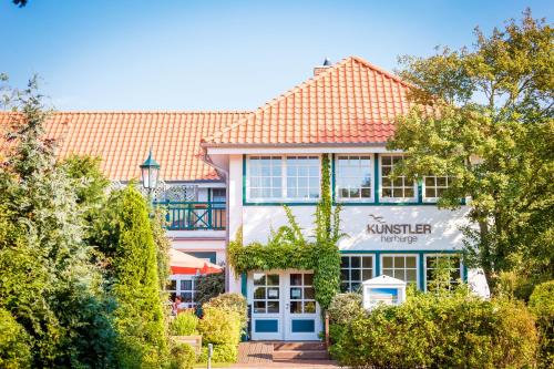 Spiekeroog Hotel | Artistic Escape at Künstlerherberge with Oceanfront Views