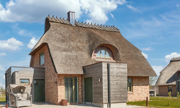 Nieby House | Relax in Künstlerkate Abendrot with Ocean Views for 5