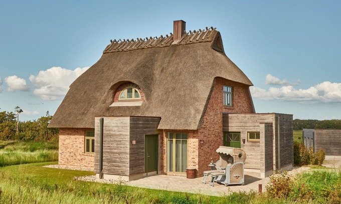 Nieby House | Seaside Retreat: Künstlerkate Unter Reet with Lake Views