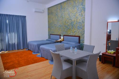 Minuwangoda Hotel | Inviting K And K Country Resort: Pool & Breakfast Await!