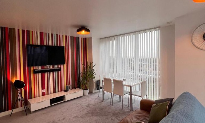 Hemel Hempstead Apartment | Elegant K D Tower Apartment with Pool and Breakfast Included