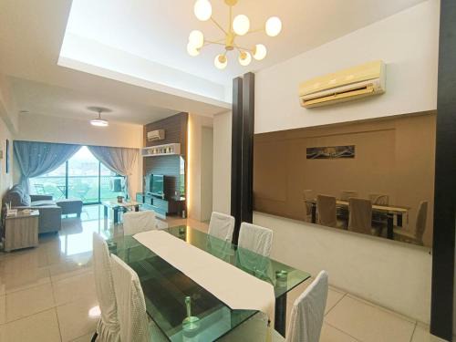 Taman Istana Apartment | Cozy K. Riverfront Apartment with Pool and Family Amenities