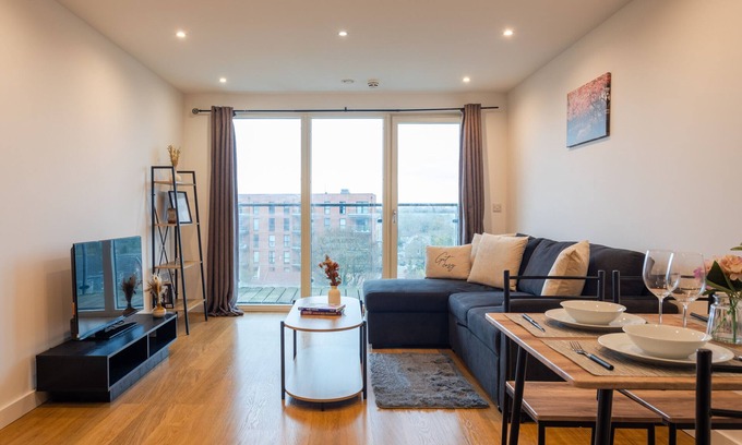 Slough Apartment | K Suites - Cozy 2 bed Apt w/balcony view