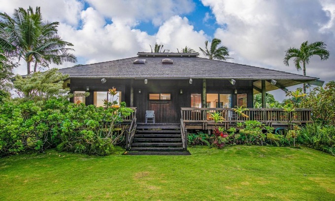 Hanalei House | Beachfront Haven: Ka Hale Lehua with Ocean Views & Family Comfort