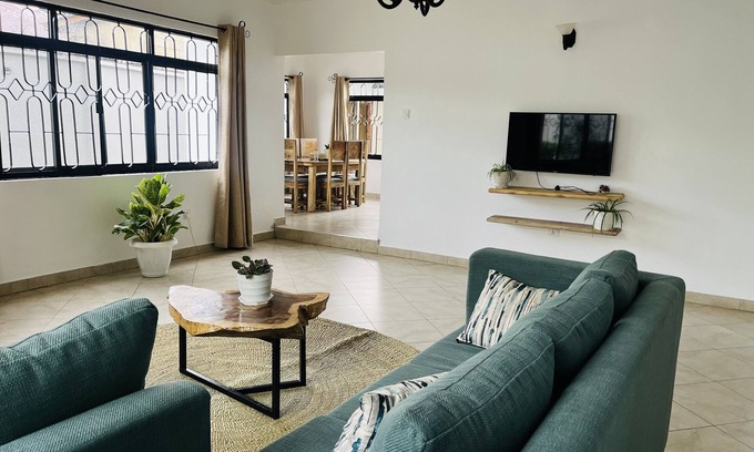 Arusha House | Welcome Home at Kaanyi Homestay with Pool & Breakfast