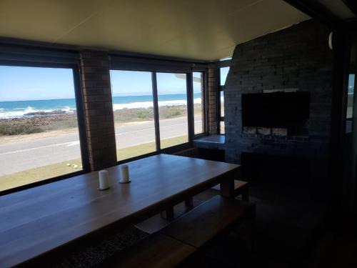 Gouritz House | Oceanfront Kabeljoe: Rated 8.6, Family-Friendly Retreat