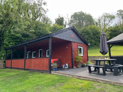 Ammanford Ski Chalet | Pet-Friendly Kabin in the Woods - Guest Rated 9.8/10