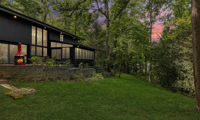 Ashley Oaks House | Discover KABINO: Mid-Century Modern with Pine Views