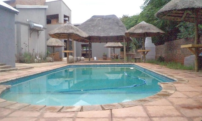 Zeerust House | Cozy Kadichueni Guest House with Oceanfront Pool Access
