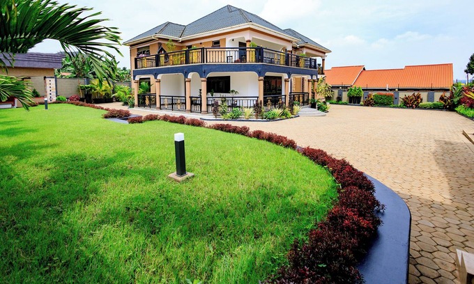 Kireka Villa | Family-Friendly Villa with Kitchen & Breakfast Amenities