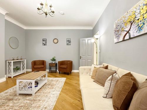 Finchley Church End Apartment | Kai's Place in Finchley - 3 Double Beds, Ideal for Families