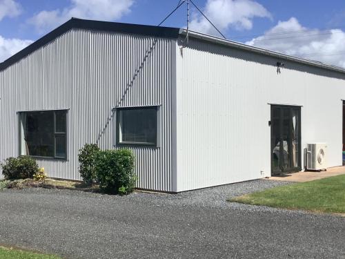 Kaiaua Apartment | Relax at Kaiaua Bayview Farm Apartment - Rated 9.6/10