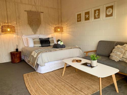 Kaikoura Hotel | Guest Rated: Kaikōura Peaks eMotel with Hot Tub & Breakfast