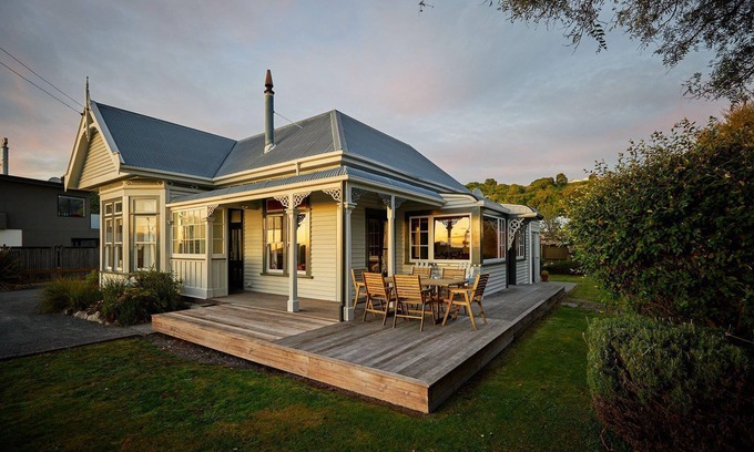 Kaikoura Villa | Kaikoura Beachfront Villa - Guest Rated 10/10 with Ocean Views