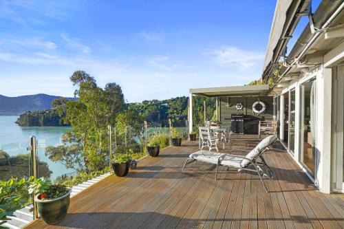 Diamond Harbour House | Family-Friendly Kaioruru View - Diamond Harbour Retreat