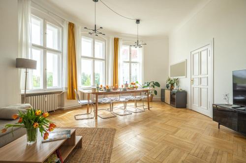Charlottenburg Apartment | Family-Friendly Retreat: K132 with 3 Bedrooms & Balconies