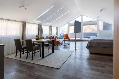Innsbruck City Centre Apartment | Modern Kaiser Max Design Appartements with Ocean Views