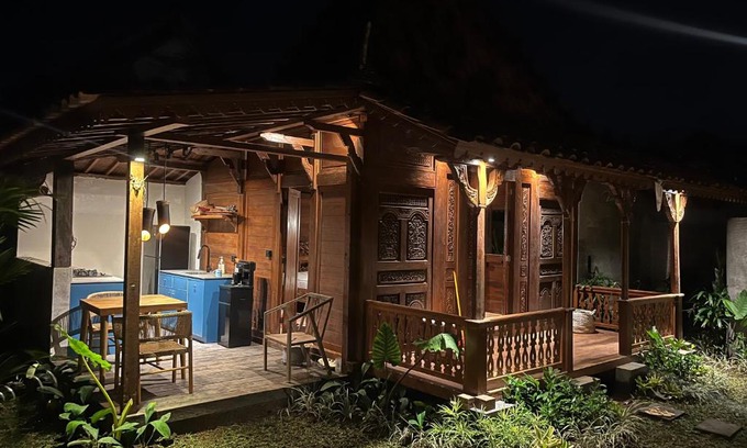 Kedewatan House | Discover Kaiwatu House: Family-Friendly Stay with Hot Tub