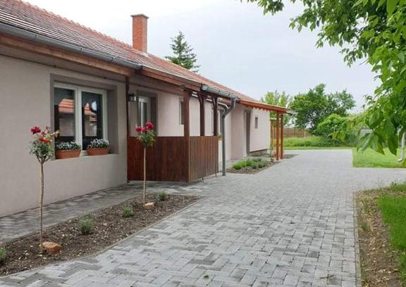 Balatonfokajar Apartment | Pet-Friendly Kajári Apartmanház with Ocean Views