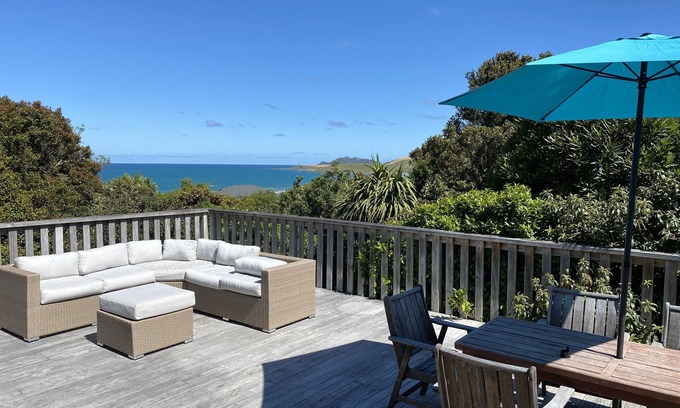 Kaka Point House | Oceanfront Kaka Point Holiday House - Rated 9.8 by Guests