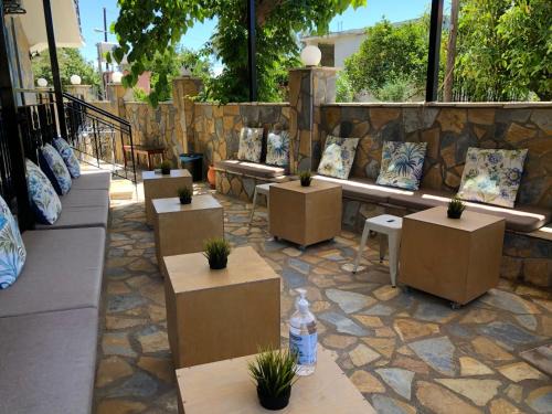 Lepreo Apartment | Cozy Kakovatos Studios: Family-Friendly with Breakfast Included