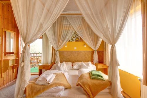 Heviz House | Pet-Friendly Kaktusz Villa Heviz with Spa & Ocean View