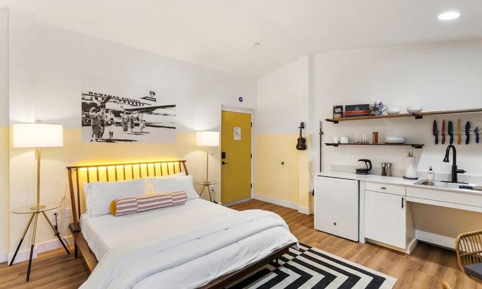 Chandler Apartment | Oceanfront Kalaemano Studio Suite with Pool & Pet-Friendly