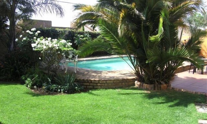 Emalahleni House | Cozy Kalahari Guest House with Pool & Breakfast Included