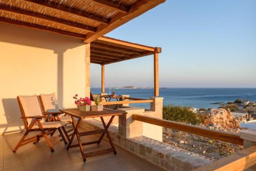 Kimolos Apartment | Top-Rated Kalamitsi View: Pet-Friendly Family Retreat