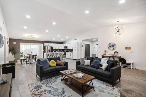 Panorama Place House | Discover Kalani Oasis Paradise: Poolside Retreat Awaits