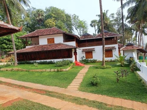 Ottapalam House | Heritage Retreat at Kalappura Farm House with Pool Access